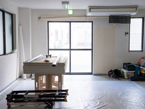 自社で手がける内装工事 フロアシート施工
